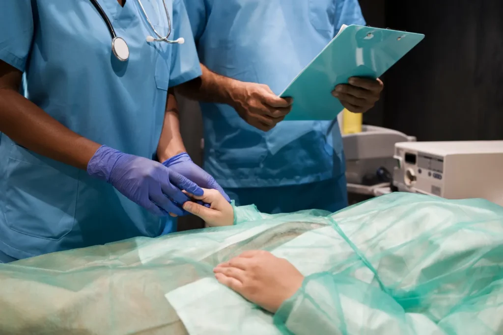 Pessoa fazendo cirurgia para epilepsia