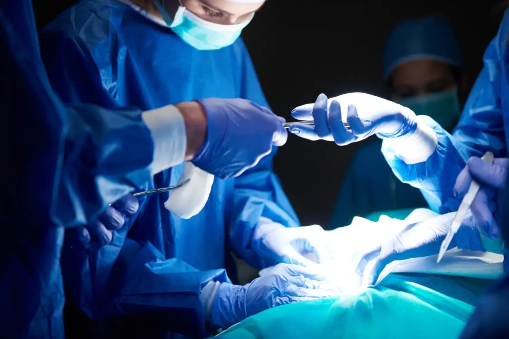 Uma equipe médica realizando uma cirurgia em paciente