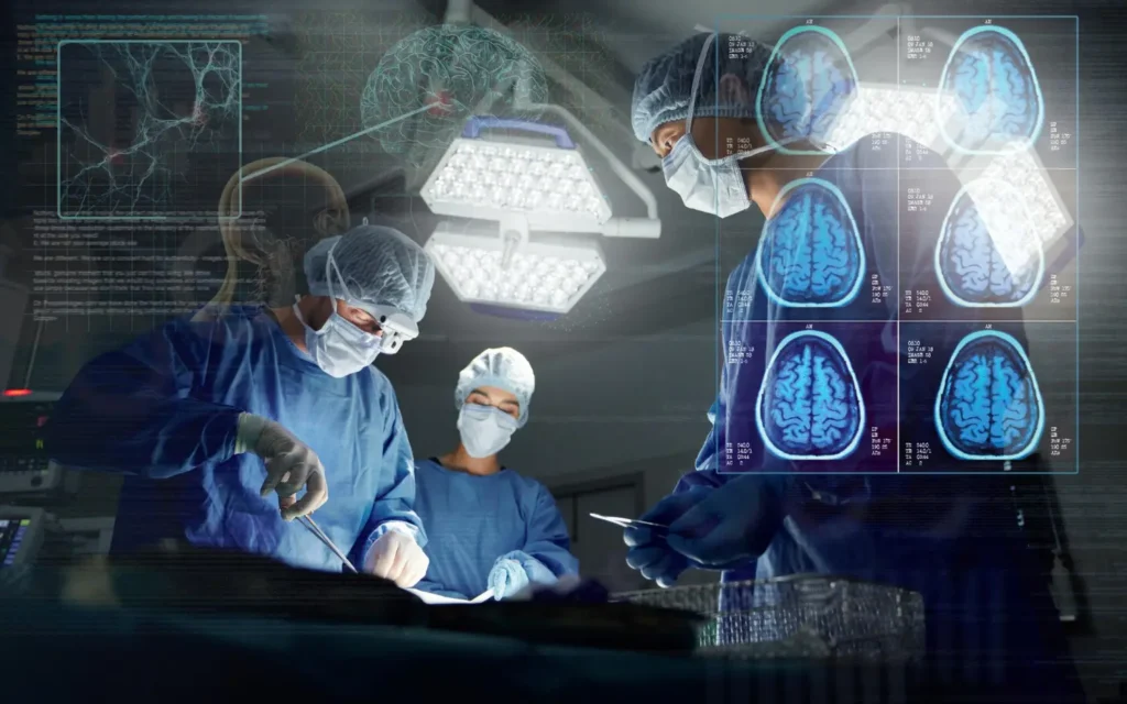 Neurocirurgiões fazem embolização cerebral em paciente, ao lado de imagens de ressonância cerebral
